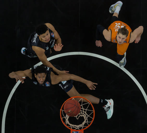 让公牛在三 让公牛在三